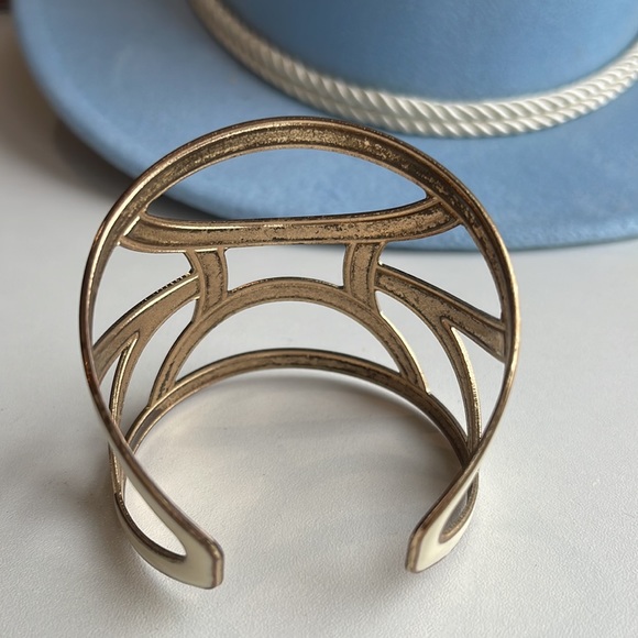 🤍💖✨ Enamel Cream and Gold Cuff Bracelet - Picture 6 of 17